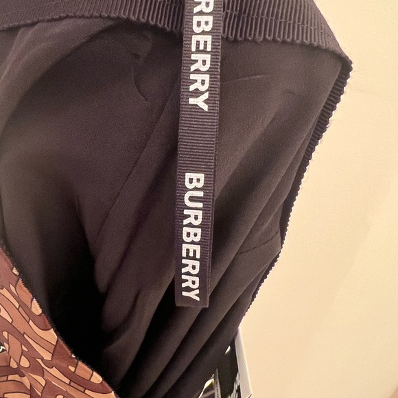 🆕 brand new with tags.Burberry whole logo Skirt - Picture 5 of 5